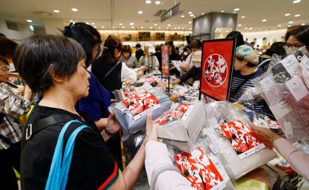 大丸福岡天神店で始まったプロ野球ソフトバンクホークスの優勝記念セール＝１８日午前、福岡市
