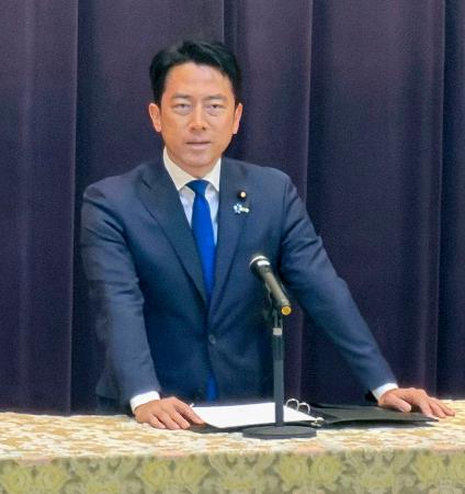 訓示する小泉防衛相＝１８日午前、防衛省