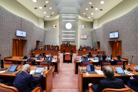 茨城県常陸大宮市の市議会本会議=18日午前