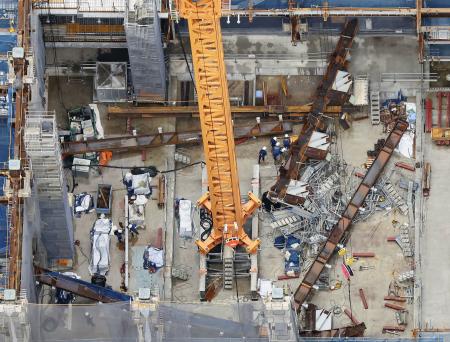 警視庁による現場検証が行われた、転落事故があったビル建設現場＝２０２３年９月、東京都中央区