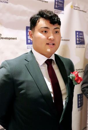 報道陣の取材に応じるマーリンズの佐々木麟太郎＝１７日、ロサンゼルス（共同）
