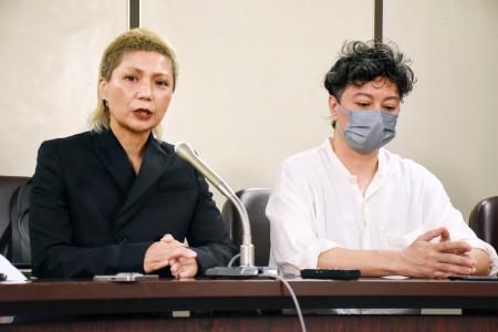 記者会見する原告の女性（左）とパートナーのトランスジェンダー男性＝１８日午前、東京・霞が関の司法記者クラブ
