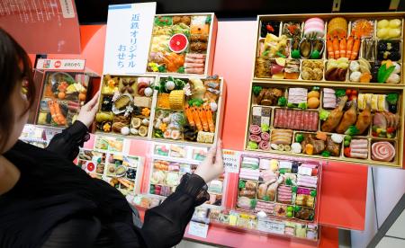 おせち料理の店頭予約受け付けが始まった近鉄百貨店本店内に並ぶ見本=18日午前、大阪市阿倍野区