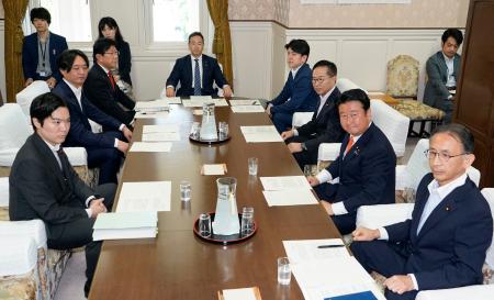 国会内で開かれた衆院選挙制度の在り方を検討する与野党協議会の幹事会=18日午前