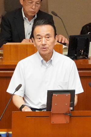 静岡県議会で所信表明をする鈴木康友知事＝１８日午前