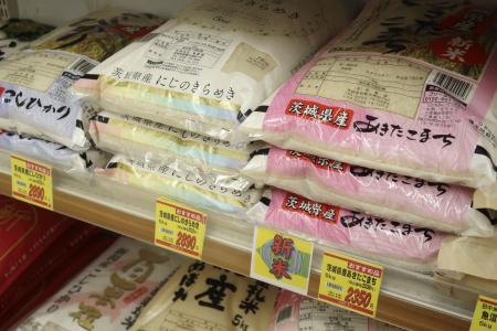 古米より安い価格で販売される新米(右)=1日、横浜市のスーパー、セルシオ和田町店