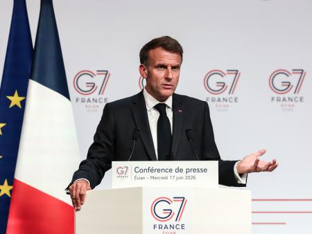 フランスのマクロン大統領=6月17日、東部エビアン(ゲッティ=共同)