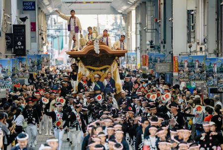 　大阪府岸和田市で始まった「岸和田だんじり祭」＝１９日午前