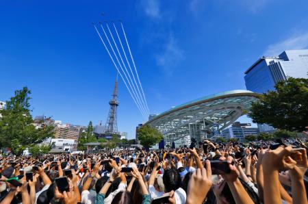 愛知・名古屋アジア大会を記念し、名古屋市上空を飛行する航空自衛隊の「ブルーインパルス」=19日午前