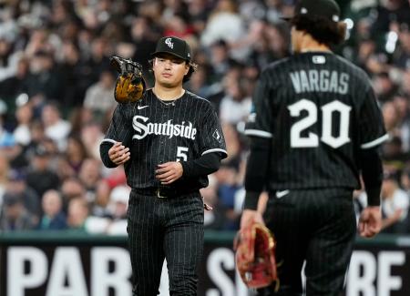 　タイガース戦の８回に逆転され、投手交代の際に浮かない表情を見せるホワイトソックスの一塁手村上＝シカゴ（共同）