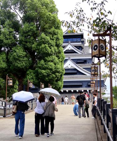 見学者でにぎわう熊本城＝１９日午後、熊本市
