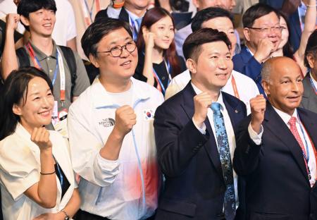大韓体育会の柳承敏会長（右から２人目）＝１８日、名古屋市