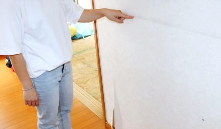 自宅が９７センチ床上浸水した跡を示す千葉県八千代市の４０代女性＝１５日