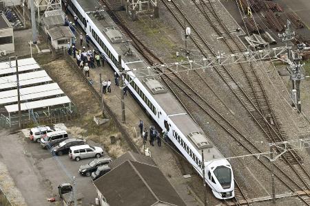 東武日光線新鹿沼駅の構内で作業員４人をはね、停車した特急列車スペーシアＸ２号＝８月２０日、栃木県鹿沼市