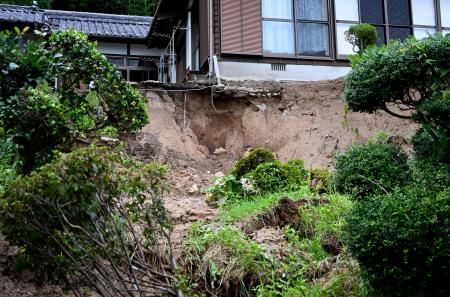 ９０代の女性が巻き込まれた宮崎県日南市の土砂崩れ現場＝１９日午後３時６分