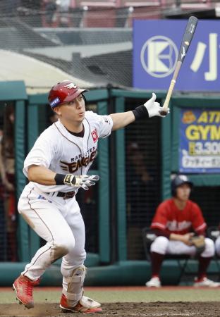 　５回楽天１死満塁、村林が右前に適時打を放つ＝楽天モバイルパーク