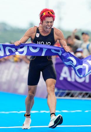 愛知・名古屋アジア大会のトライアスロン男子で、大会第1号の金メダルを獲得した北條巧=20日、愛知県の蒲郡市内特設コース