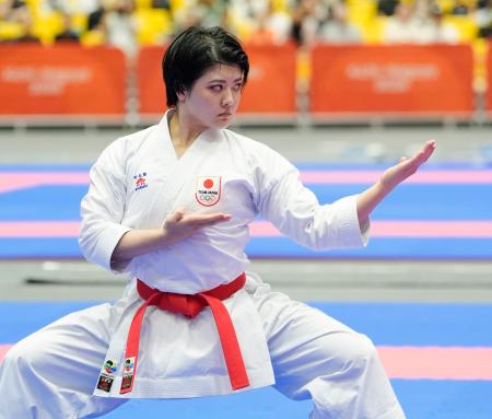 女子形個人決勝 演武する尾野真歩。金メダルを獲得した=豊橋市総合体育館