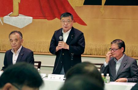 自民党佐賀県連の総務会であいさつする古川康会長＝２０日午前、佐賀市