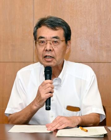 記者会見する兵庫県赤穂市の牟礼正稔市長＝８月、赤穂市役所