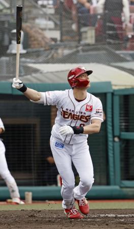 ４回楽天無死二塁、辰己が右中間に同点２ランを放つ＝楽天モバイルパーク