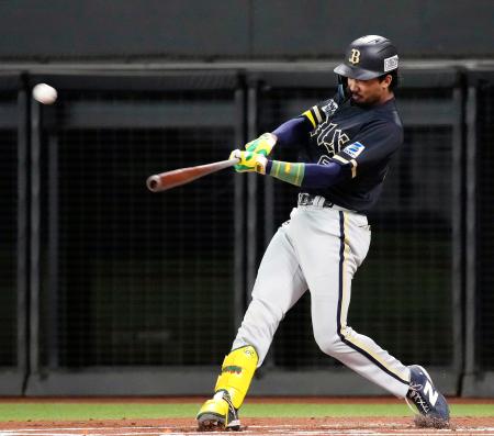 　１回オリックス２死一、二塁、宗が右越えに先制３ランを放つ＝エスコンフィールド