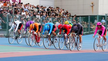 準決勝第１０レースでゴールする１着の深谷知広（２）、２着の和田健太郎（４）、３着の吉田拓矢（３）＝富山競輪場