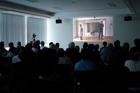 福島県浪江町で開かれたドキュメンタリー映画「三角屋の交差点で」の上映会＝２０日午後