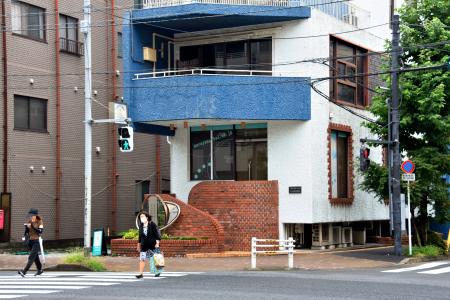 　長谷川平蔵・遠山金四郎住居跡の案内板がある街角＝東京都墨田区