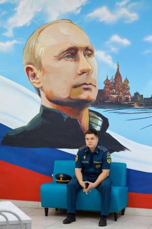ロシアが一方的に併合したウクライナ東部の投票所に掲げられたプーチン大統領の肖像画=20日(ロイター=共同)