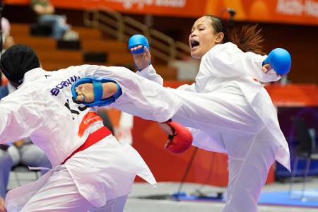 空手女子組手６８キロ超級３位決定戦で、サウジアラビア選手を攻めるネパールのアリカ・グルン＝２０日、豊橋市総合体育館