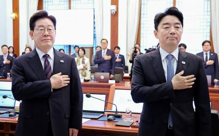 韓国大統領府で開かれた会議に出席した李在明大統領（左）と姜勲植秘書室長＝２１日、ソウル（聯合＝共同）