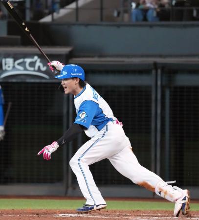５回日本ハム２死二、三塁、西川が中前に決勝打を放つ＝エスコンフィールド