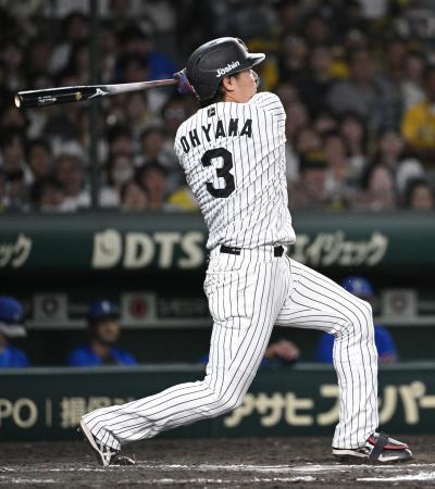 １１回阪神１死、大山が左越えにサヨナラ本塁打を放つ＝甲子園