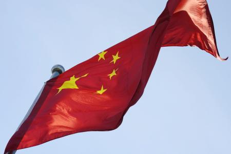 北京市内に掲げられた中国国旗＝１月（共同）