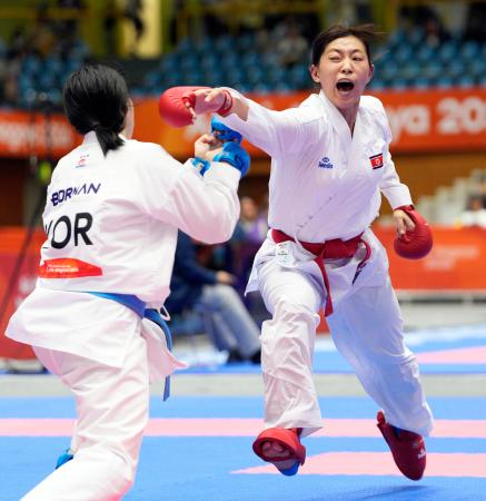 空手女子の組手６１キロ級準々決勝で、韓国の安正恩（左）を攻める北朝鮮代表の鄭世梨＝２１日、豊橋市総合体育館