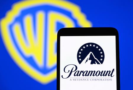 米ワーナー・ブラザース・ディスカバリー(左)とパラマウント・スカイダンスのロゴ(ゲッティ=共同)