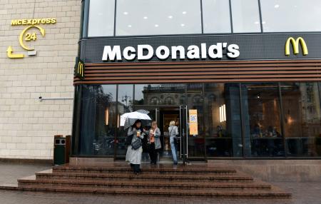 ウクライナ首都キーウのマクドナルド=21日(共同)