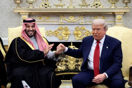 ２０２５年１１月、米ホワイトハウスで会談するトランプ大統領（右）とサウジアラビアのムハンマド皇太子（ロイター＝共同）