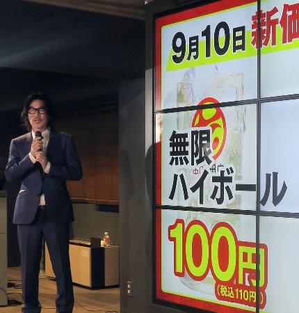 記者会見するユニシアホールディングスの貫啓二会長兼社長＝４日、東京都品川区