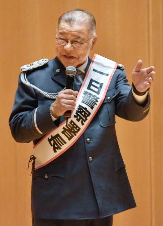大阪府警堺署の一日署長に就任した掛布雅之さん＝２２日午前、堺市