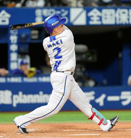１回ＤｅＮＡ無死一塁、牧が左越えに先制２ランを放つ＝横浜