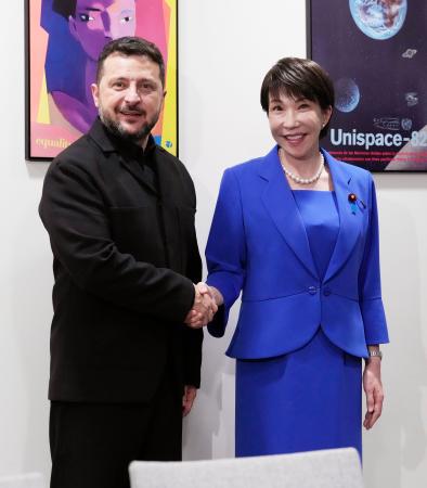 会談前に握手を交わす高市首相（右）とウクライナのゼレンスキー大統領＝２２日、米ニューヨークの国連本部（共同）
