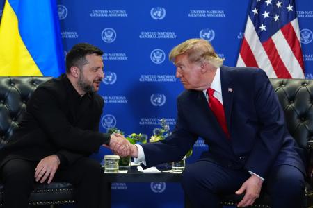 ２２日、国連総会が開かれているニューヨークで会談するウクライナのゼレンスキー大統領（左）とトランプ米大統領（ＡＰ＝共同）