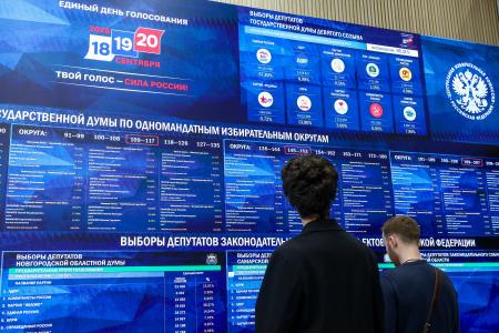 ２１日、モスクワのロシア中央選挙管理委員会の情報センターで、下院選の暫定開票結果を示すスクリーン（タス＝共同）