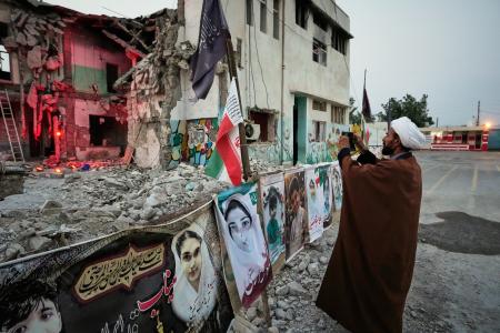 米軍の誤爆が疑われているイラン南部ミナブの小学校で写真を撮影する人＝７日（ＡＰ＝共同）