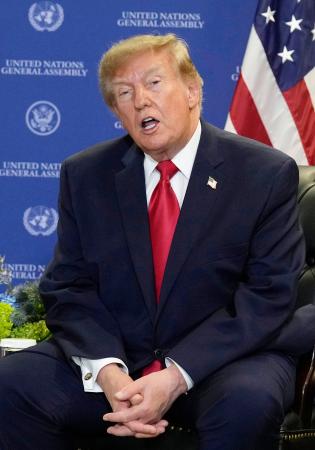 高市首相と会談するトランプ米大統領=22日、米ニューヨークの国連本部(共同)