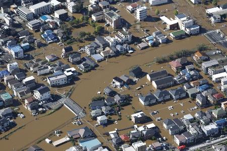 　台風２５号の影響による大雨で冠水した千葉県佐倉市内＝２２日午前（共同通信社ヘリから）