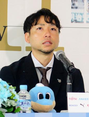 記者会見するＪ１川崎の小林＝２３日、川崎市