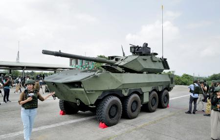 報道陣に公開された台湾製の新型戦闘車両＝２３日、台南市（共同）